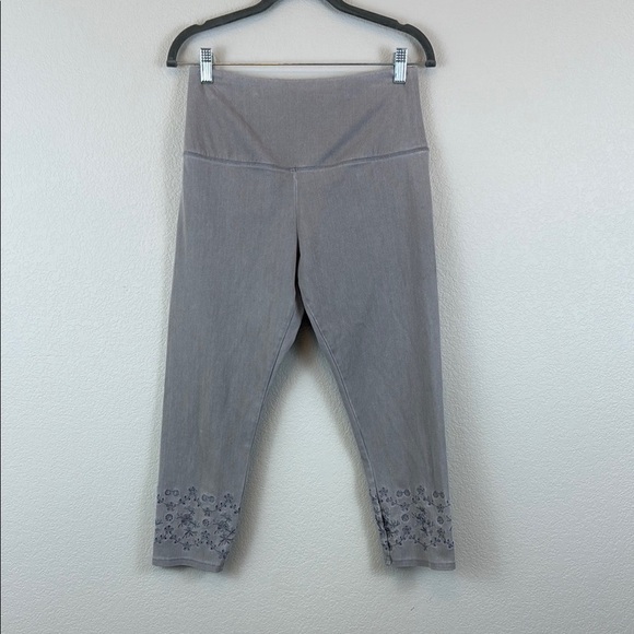 Caffe Marrakesh Gray Cropped Leggings with Floral Eyelet Embroidery Size Small - Picture 1 of 10